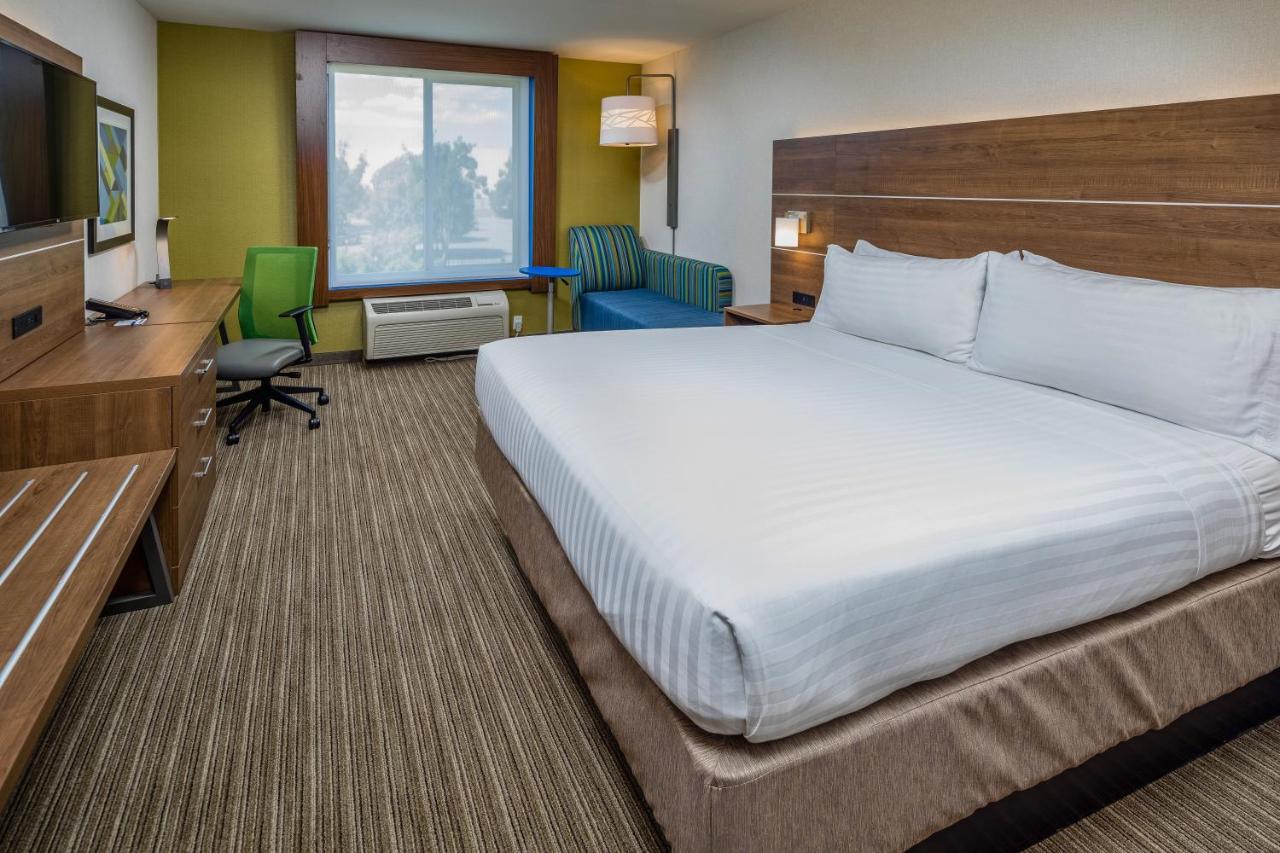 Executive King Room at Holiday Inn Express and Suites Modesto by IHG