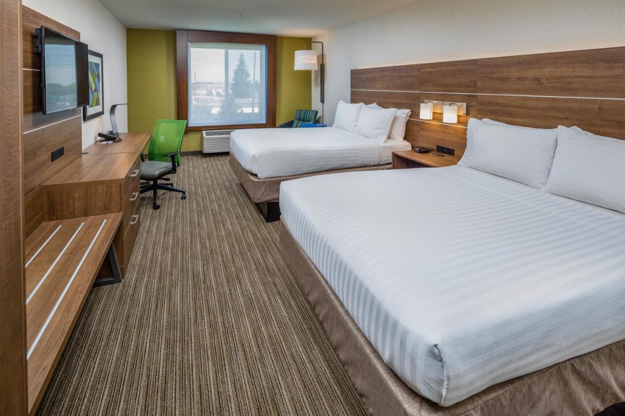 Executive Queen Room with Two Queen Beds at Holiday Inn Express and Suites Modesto by IHG