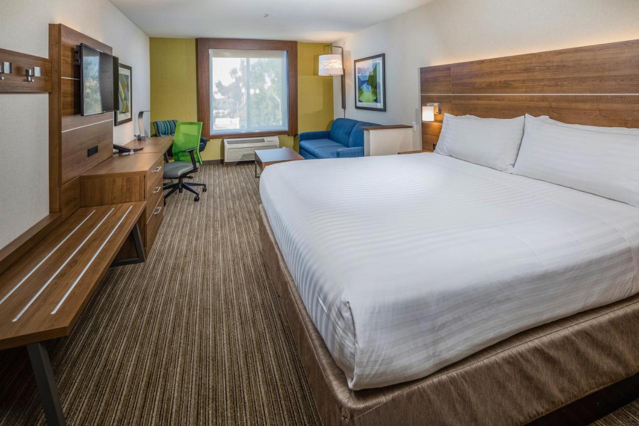 King Suite at Holiday Inn Express and Suites Modesto by IHG