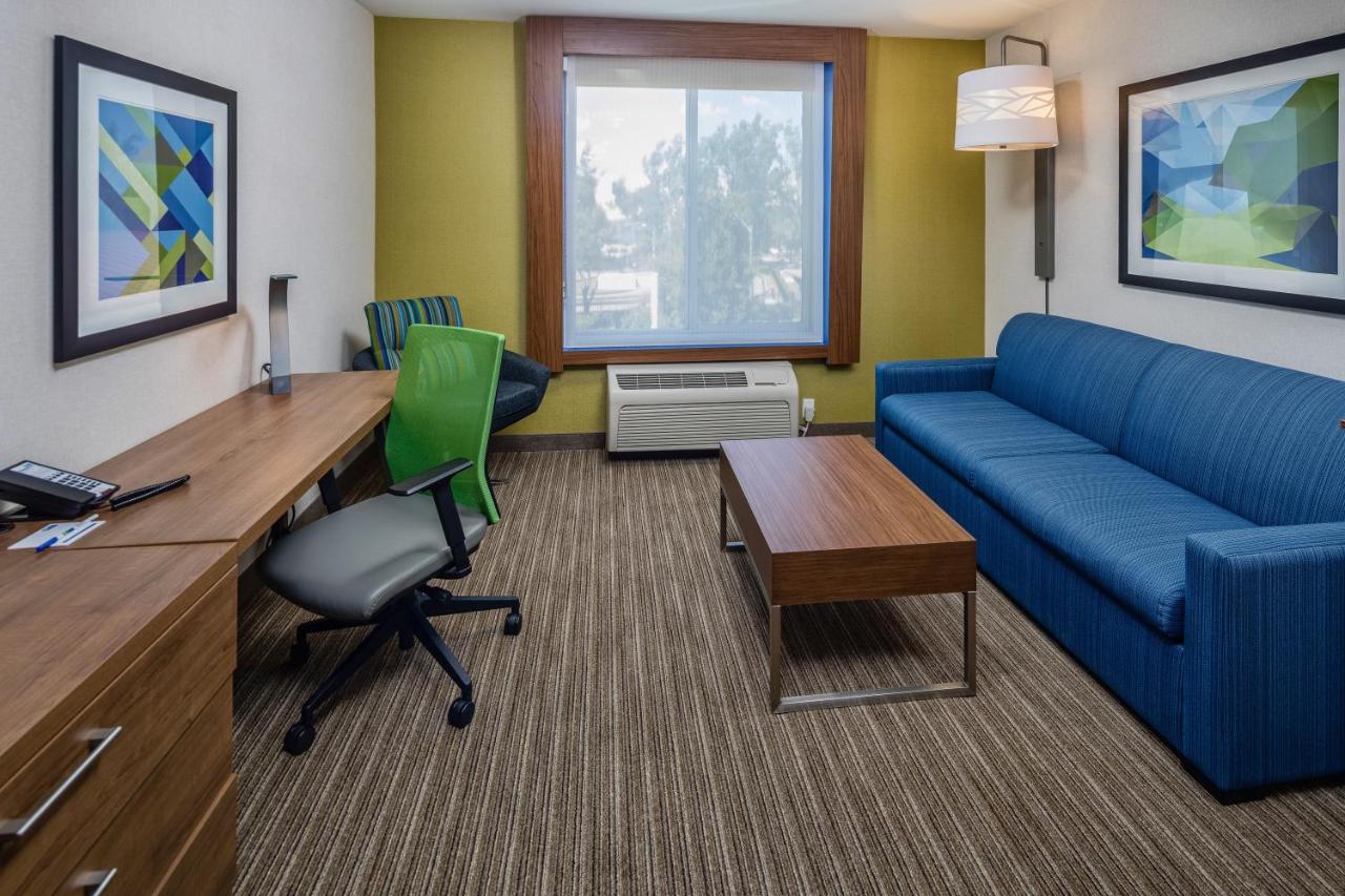 King Suite at Holiday Inn Express and Suites Modesto by IHG
