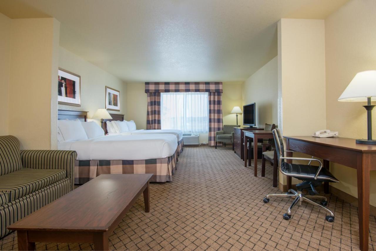 Queen Suite with Sofa Bed at Holiday Inn Express Hotel & Suites El Dorado, Kansas by IHG