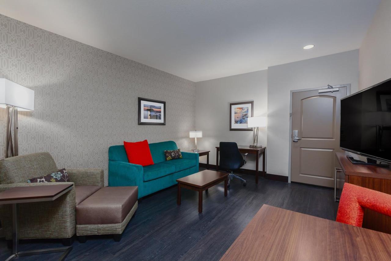King Suite - Hearing Accessible/Non-Smoking at Holiday Inn Express & Suites Eureka, an IHG Hotel