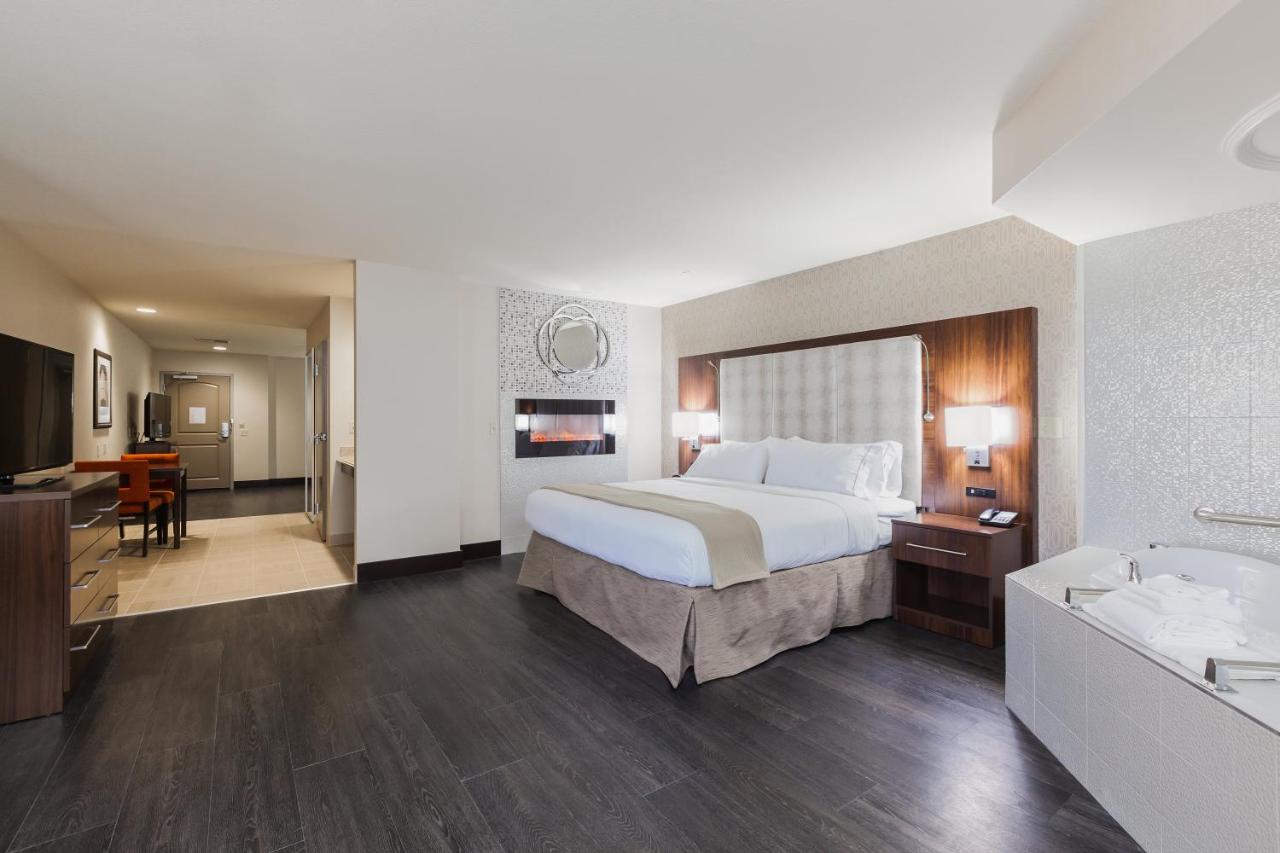 King Suite - Hearing Accessible/Non-Smoking at Holiday Inn Express & Suites Eureka, an IHG Hotel
