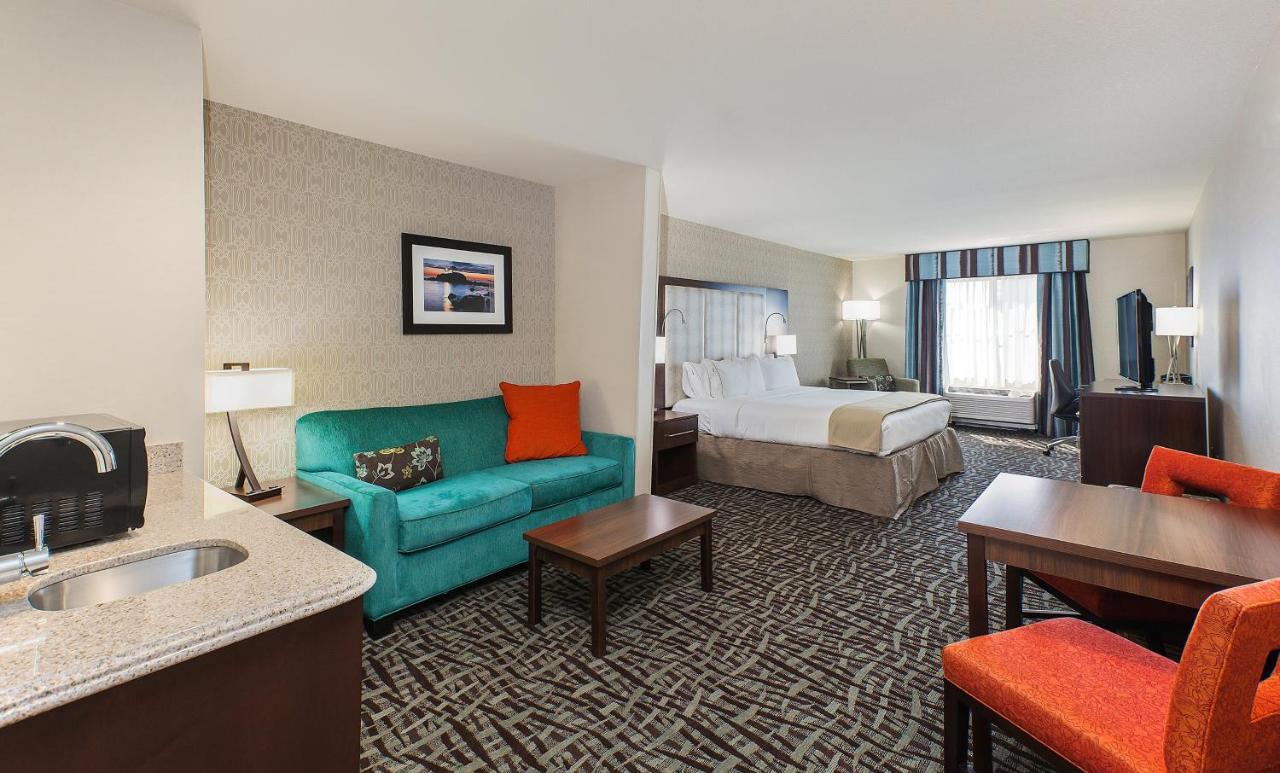 Deluxe King Room - Mobility Access at Holiday Inn Express & Suites Eureka, an IHG Hotel