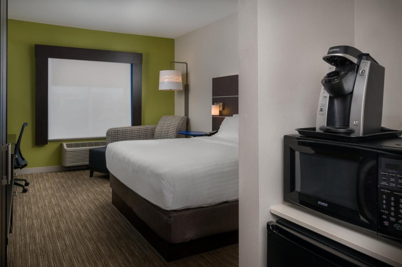 King Room - Mobility Access/Roll in Shower - Non-Smoking at Holiday Inn Express & Suites Lawrence by IHG