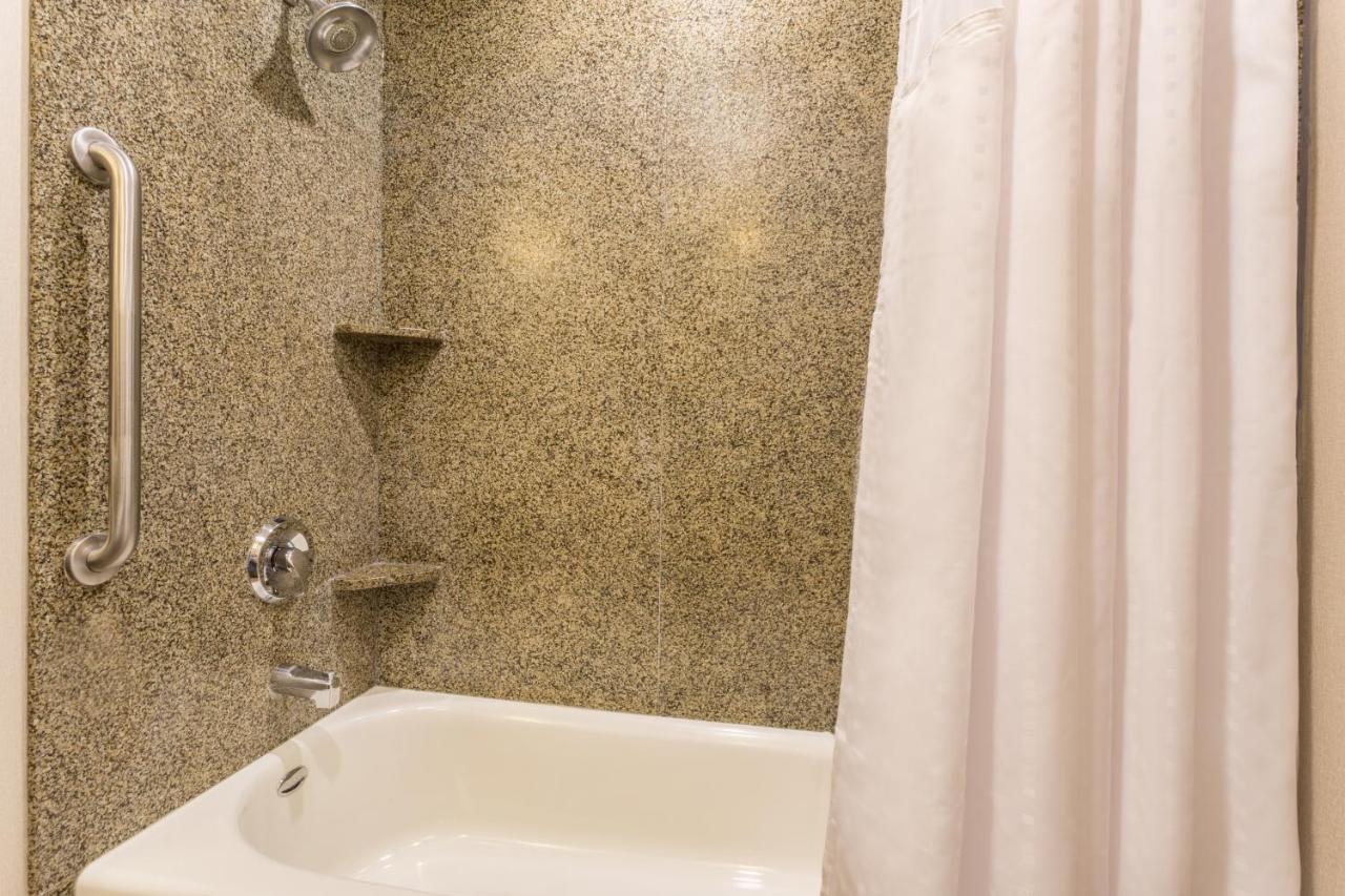 Queen Room with Two Queen Beds at Holiday Inn Express Hotel & Suites Manteca by IHG