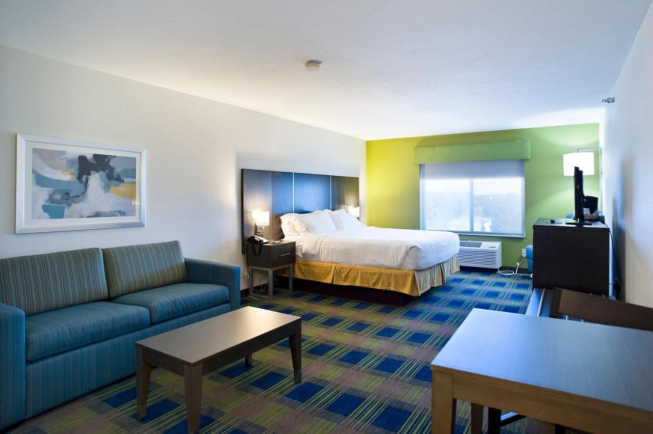 King Suite at Holiday Inn Express Hotel & Suites Vermillion by IHG