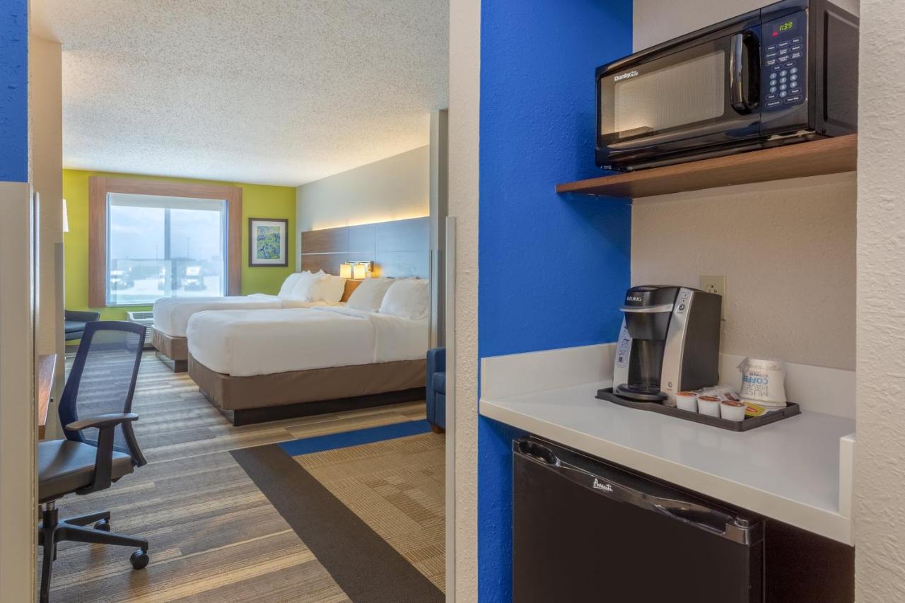 Queen Suite at Holiday Inn Express & Suites Vandalia by IHG