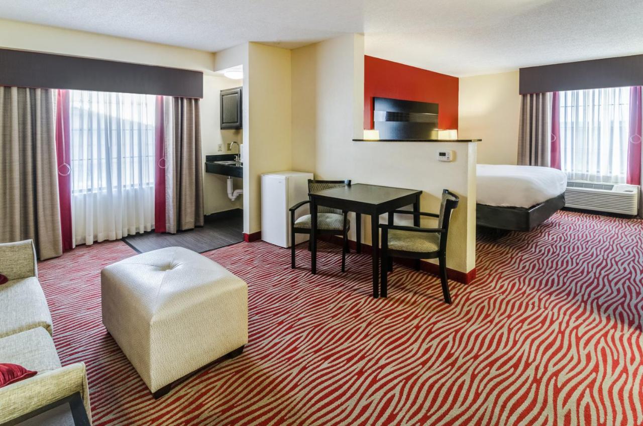 Suite with Mobility Accessible Tub - Non-Smoking at Holiday Inn Express & Suites Vinita by IHG