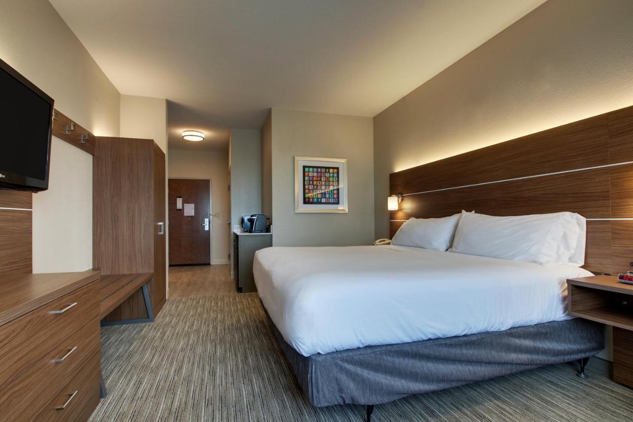 King Room - Hearing Accessible - Non-Smoking at Holiday Inn Express Hotel & Suites Vernon College Area by IHG