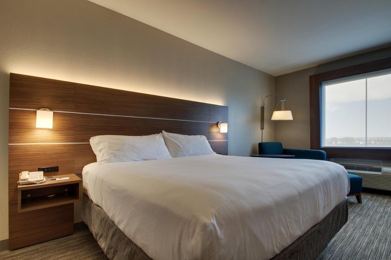 King Room - Hearing Accessible - Non-Smoking at Holiday Inn Express Hotel & Suites Vernon College Area by IHG