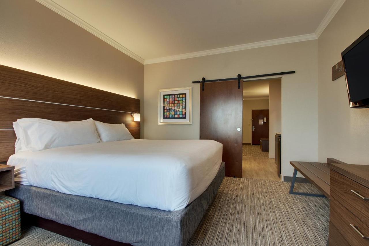 King Room at Holiday Inn Express Hotel & Suites Vernon College Area by IHG