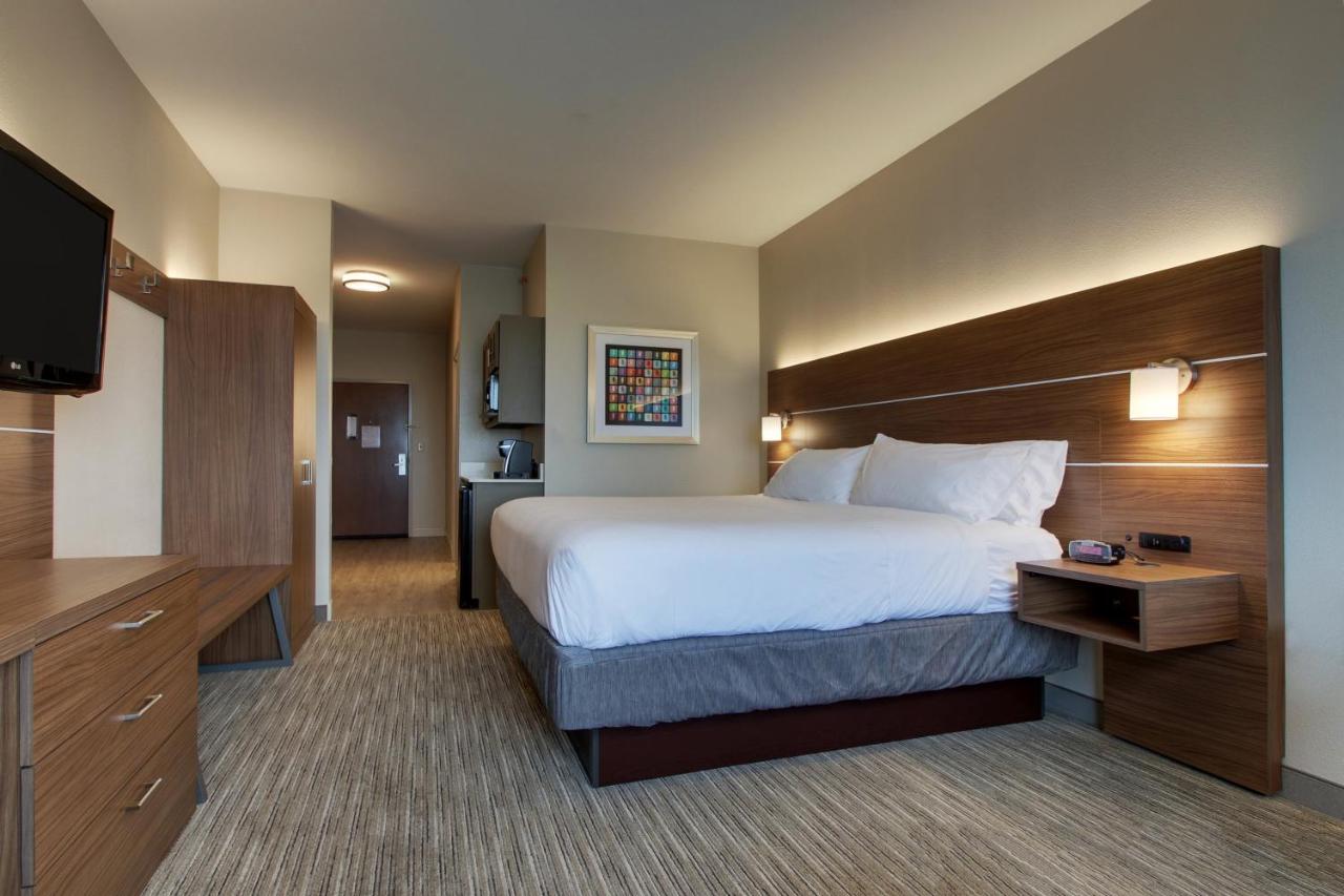 King Room at Holiday Inn Express Hotel & Suites Vernon College Area by IHG