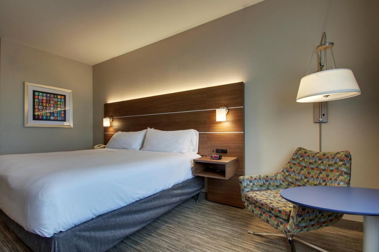 King Room - Disability Access at Holiday Inn Express Hotel & Suites Vernon College Area by IHG