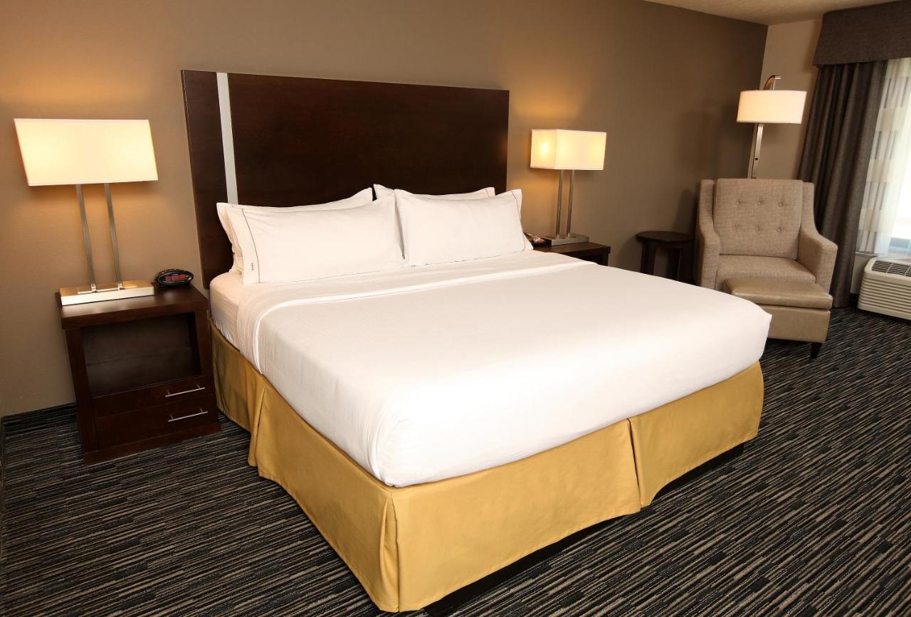King Room - Hearing Accessible/Non-Smoking  at Holiday Inn Express & Suites Omaha South - Ralston Arena by IHG