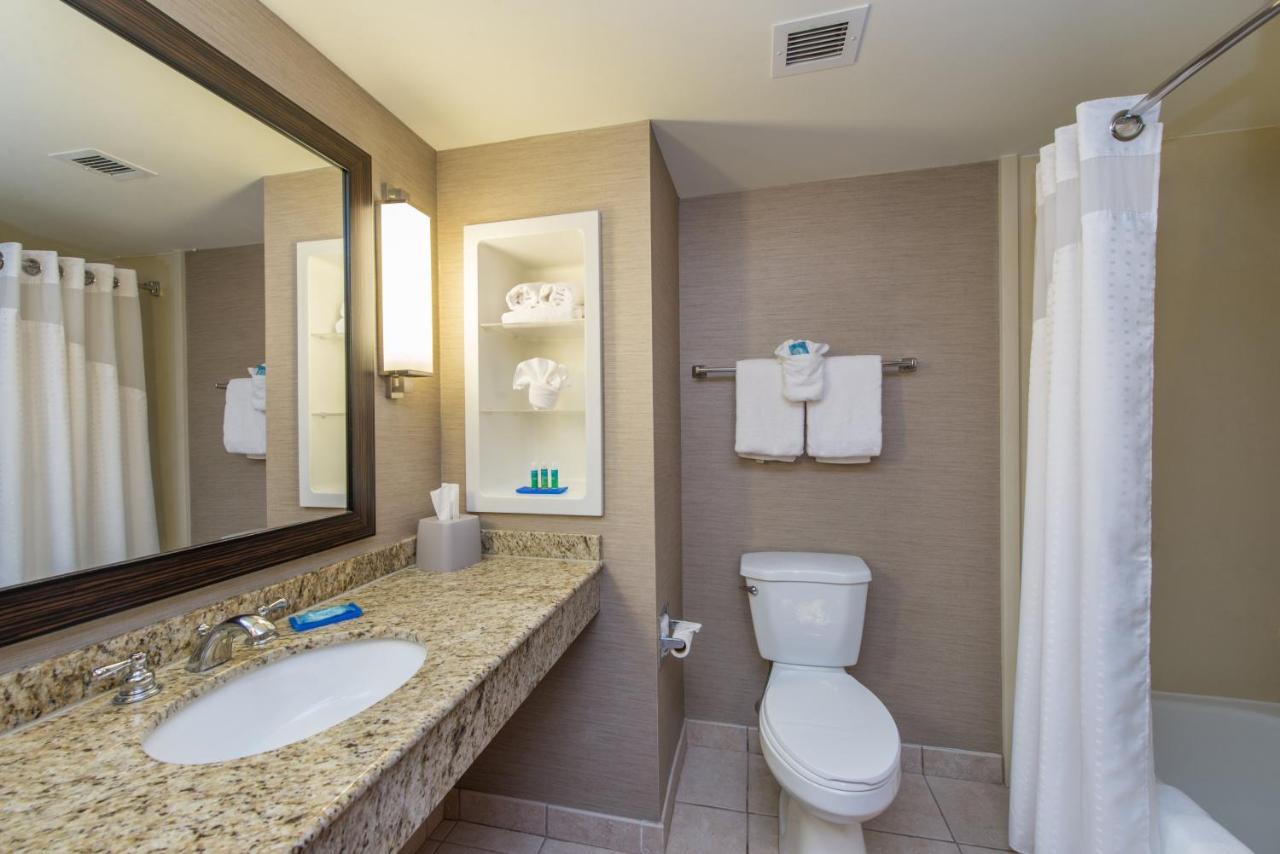 Queen Suite with Two Queen Beds at Holiday Inn Express Hotel & Suites Auburn by IHG