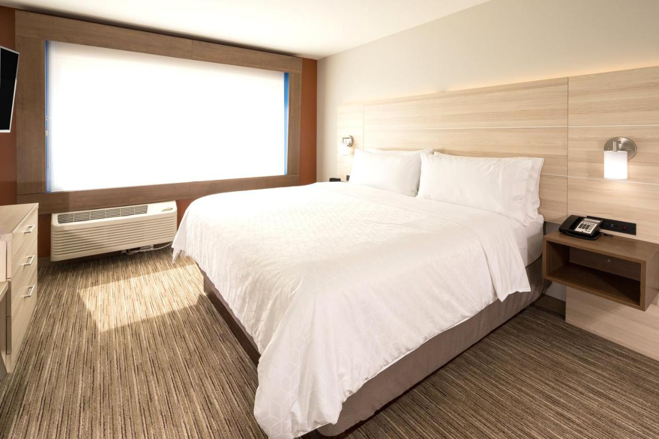 King Room - Hearing Accessible - Non-Smoking at Holiday Inn Express and Suites Portage by IHG
