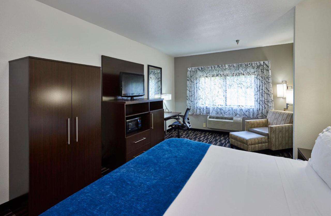 King Room with Roll-In Shower - Disability Access at Holiday Inn Express & Suites Birmingham South - Pelham by IHG