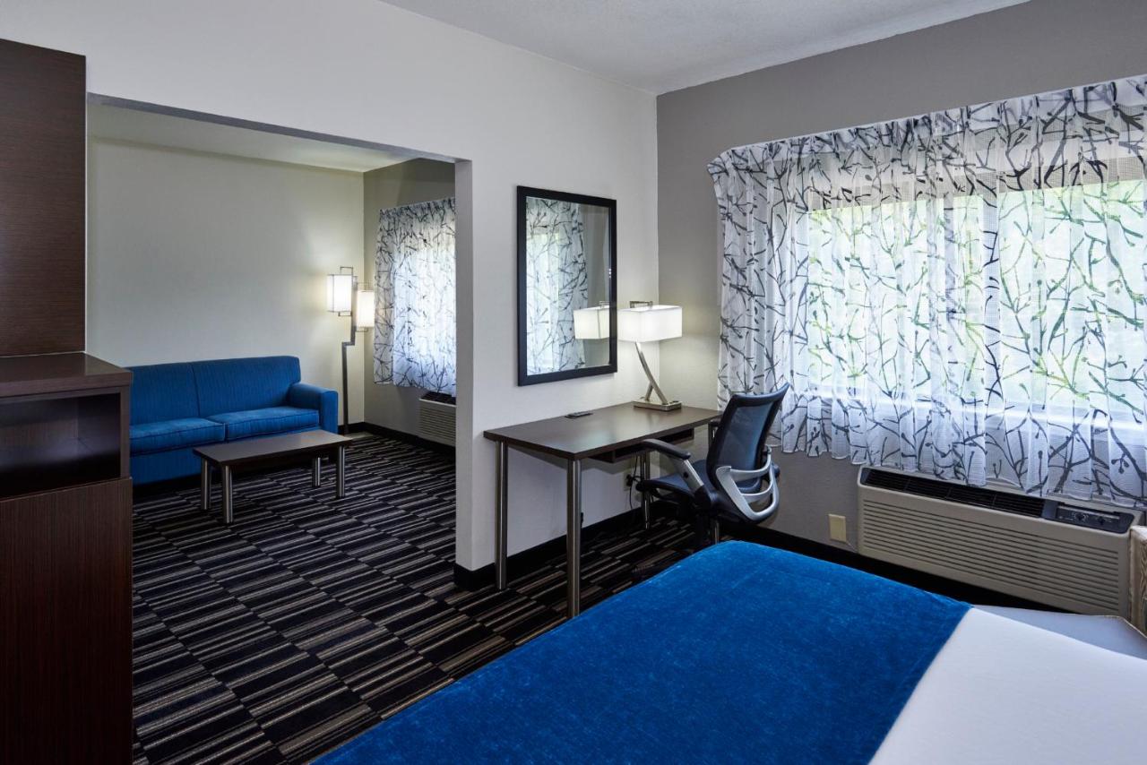 Queen Suite with Sofa Bed at Holiday Inn Express & Suites Birmingham South - Pelham by IHG