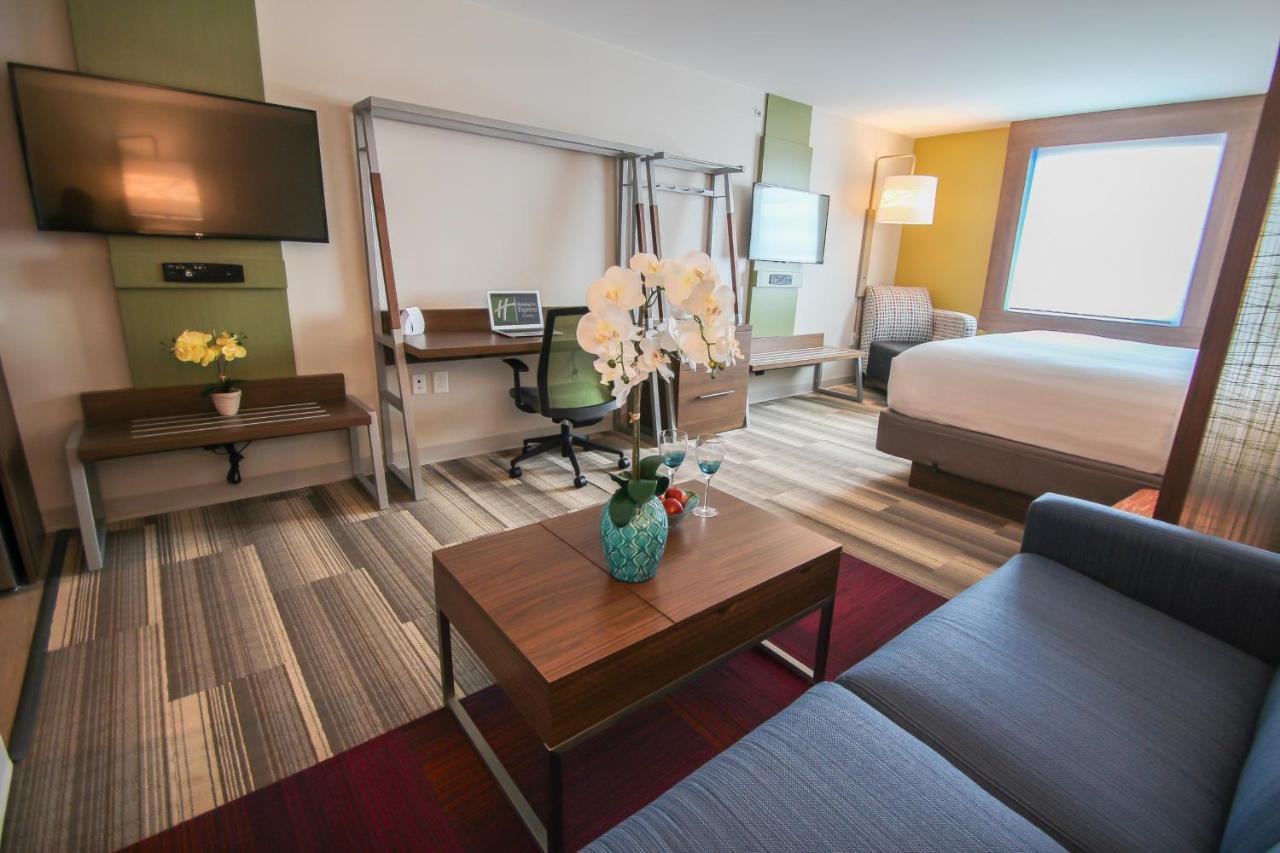 Double Suite - Mobility Access Tub/Non-Smoking at Holiday Inn Express & Suites Miami Airport East by IHG