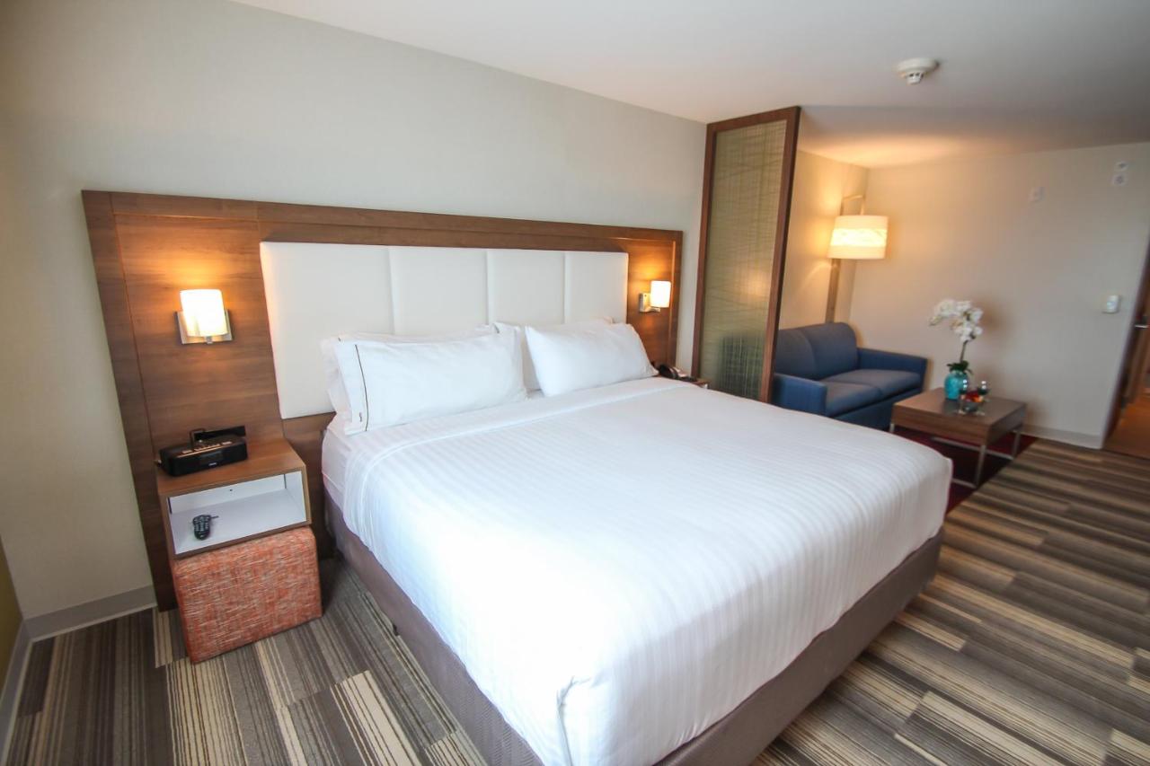 Double Suite - Mobility Access Tub/Non-Smoking at Holiday Inn Express & Suites Miami Airport East by IHG