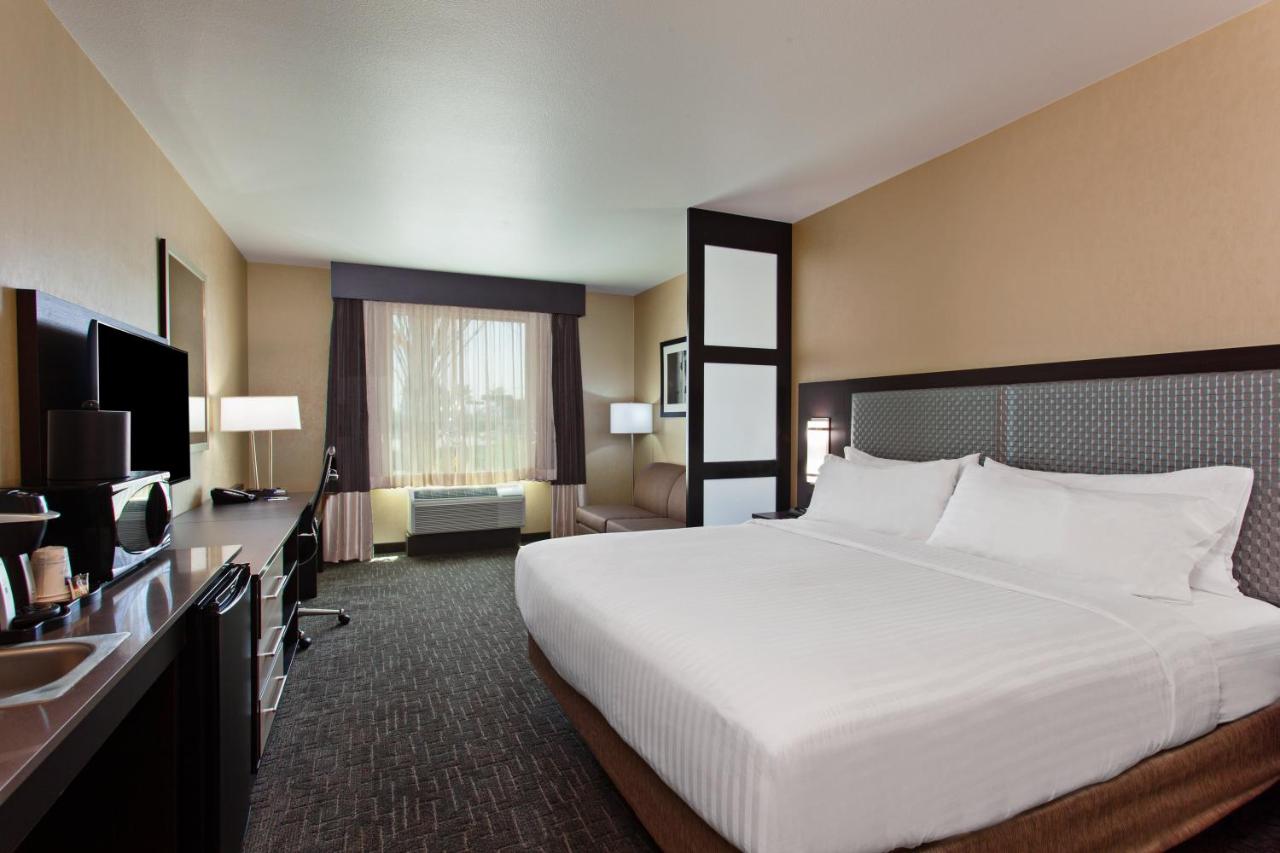 King Suite at Holiday Inn Express & Suites Anaheim Resort Area by IHG