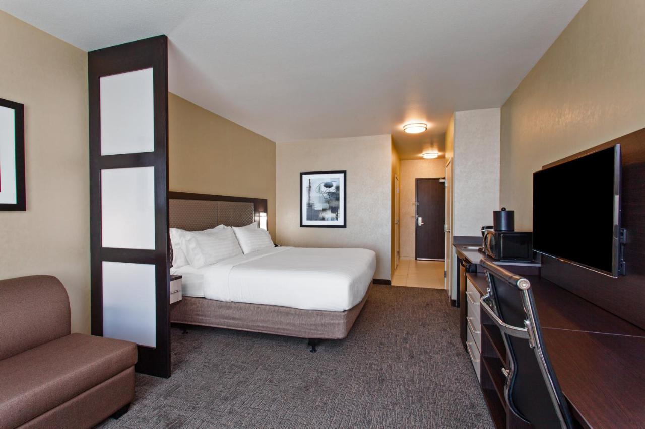 King Suite at Holiday Inn Express & Suites Anaheim Resort Area by IHG