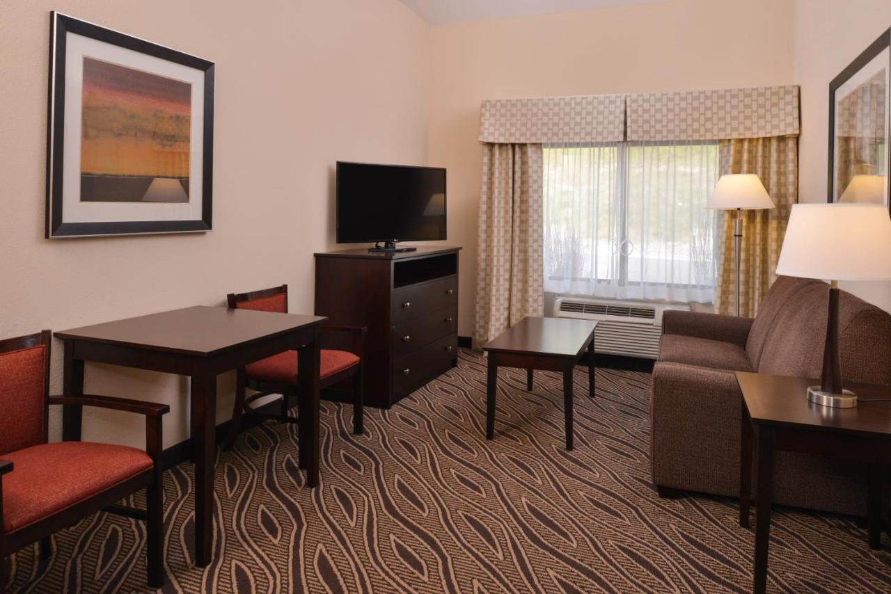 Executive King Suite at Holiday Inn Express & Suites Washington - Meadow Lands by IHG