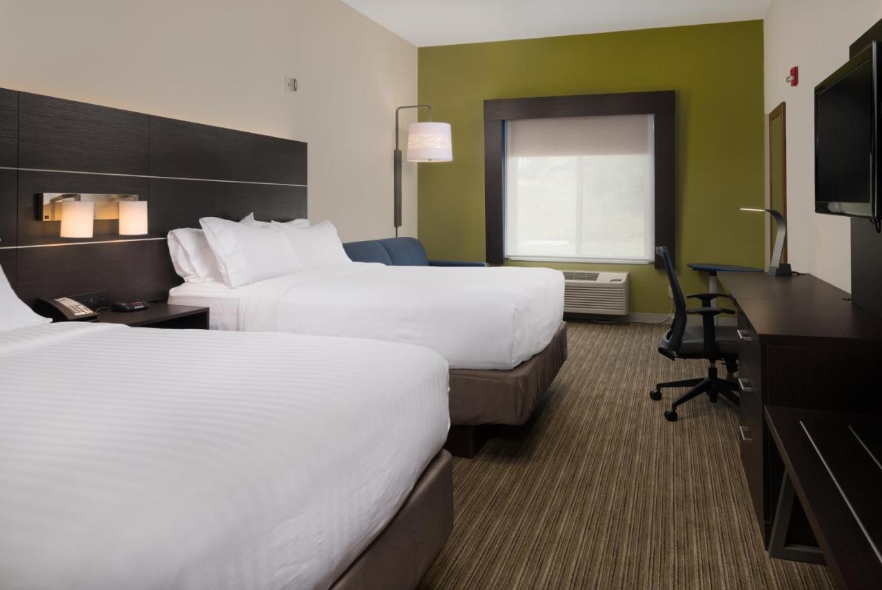 Standard Queen Room with Two Queen Beds - Mobility Accessible at Holiday Inn Express Hotel & Suites Independence-Kansas City by IHG