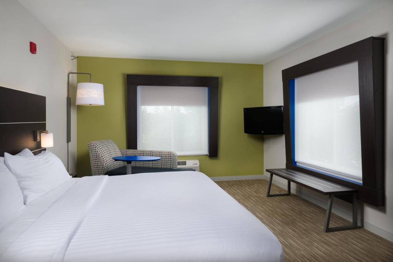 King Room with Roll-In Shower - Disability Access at Holiday Inn Express Hotel & Suites Independence-Kansas City by IHG