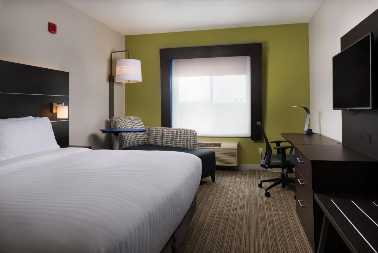 Executive King Room - Non-Smoking at Holiday Inn Express Hotel & Suites Independence-Kansas City by IHG