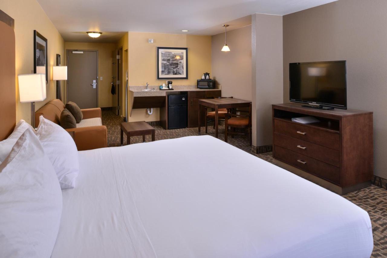 Deluxe King Suite with Roll-In Shower at Holiday Inn Express & Suites Page - Lake Powell Area by IHG