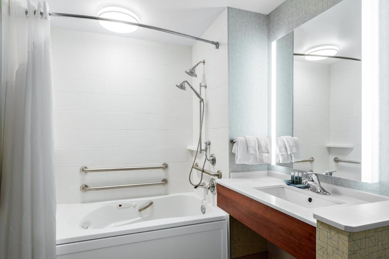 Deluxe King Room - Mobility Access at Holiday Inn Express & Suites Ontario by IHG