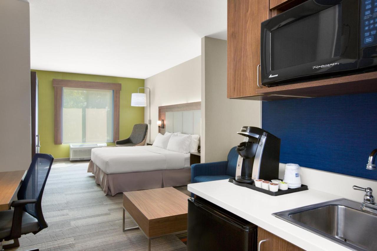 King Suite at Holiday Inn Express & Suites Ontario by IHG