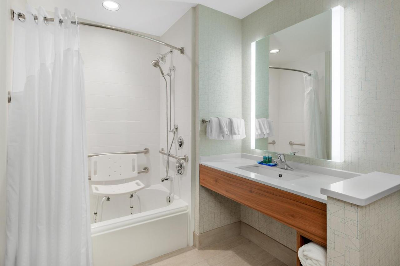 King Room with Bath Tub - Disability Access/Non-Smoking at Holiday Inn Express & Suites Ontario by IHG
