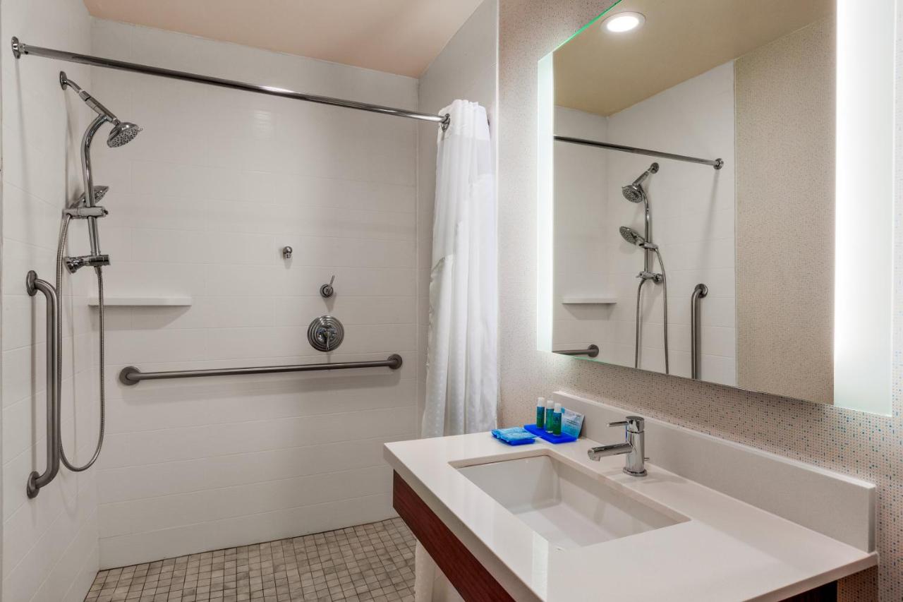 Standard King Room with Accessible Roll-In Shower at Holiday Inn Express & Suites Oroville Lake by IHG