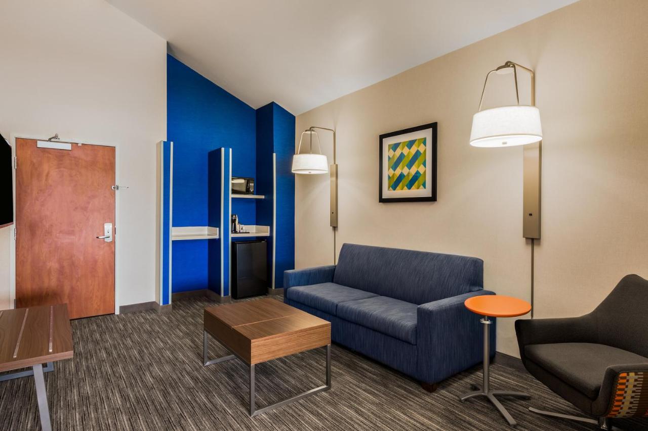 Large Queen Room with Two Queen Beds at Holiday Inn Express & Suites Oroville Lake by IHG