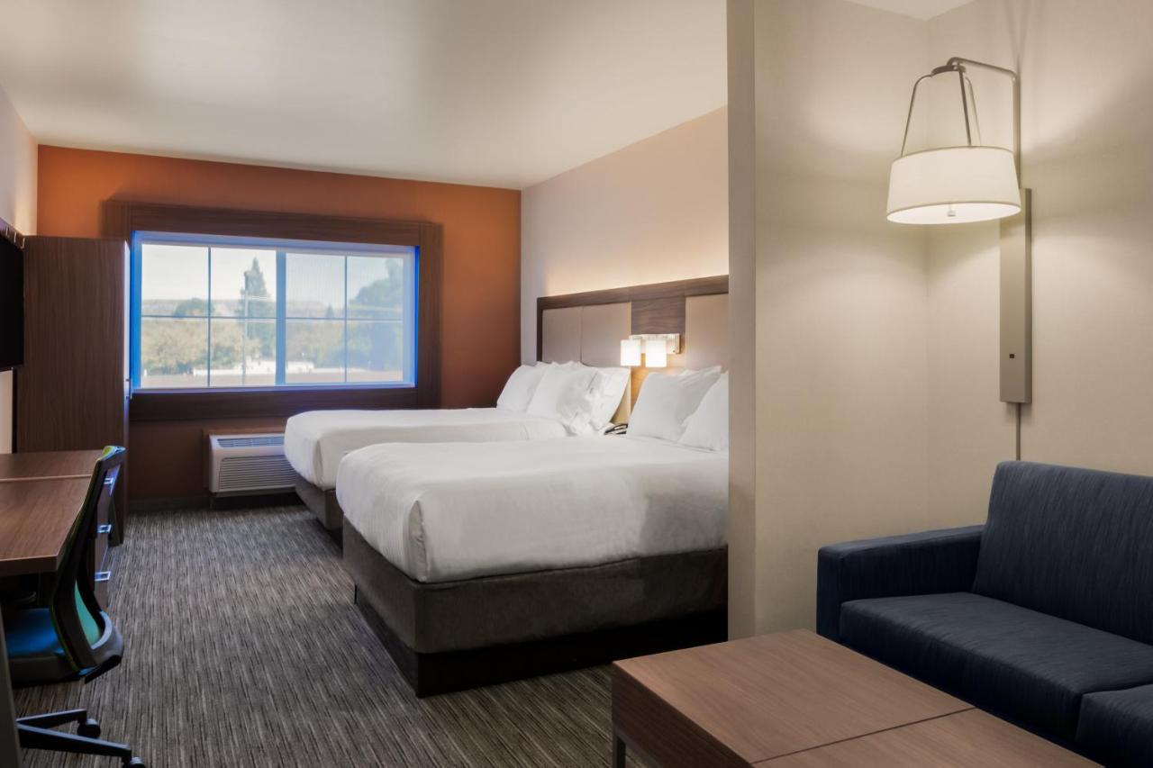 Queen Suite with Two Queen Beds at Holiday Inn Express & Suites Oroville Lake by IHG