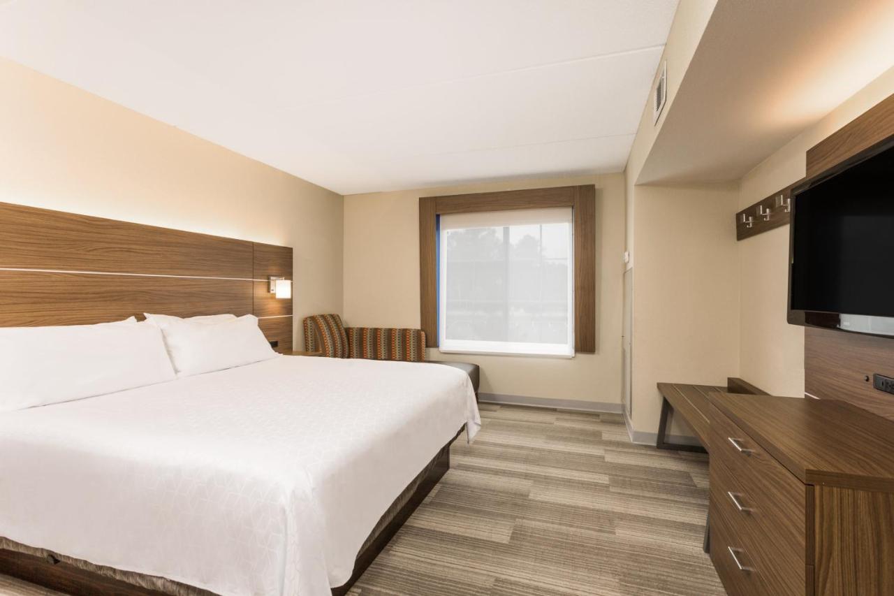 King Suite with Sofa Bed at Holiday Inn Express and Suites - Petersburg - Fort Lee by IHG
