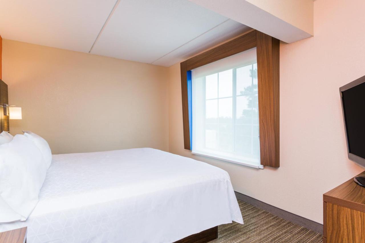 King Suite with Jetted Tub at Holiday Inn Express and Suites - Petersburg - Fort Lee by IHG