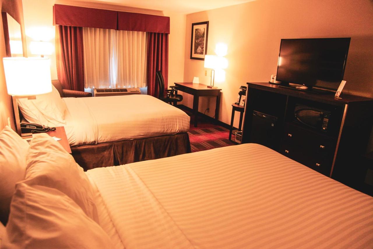 Queen Room with Two Queen Beds - Non-Smoking at Holiday Inn Express & Suites Cumberland - La Vale by IHG