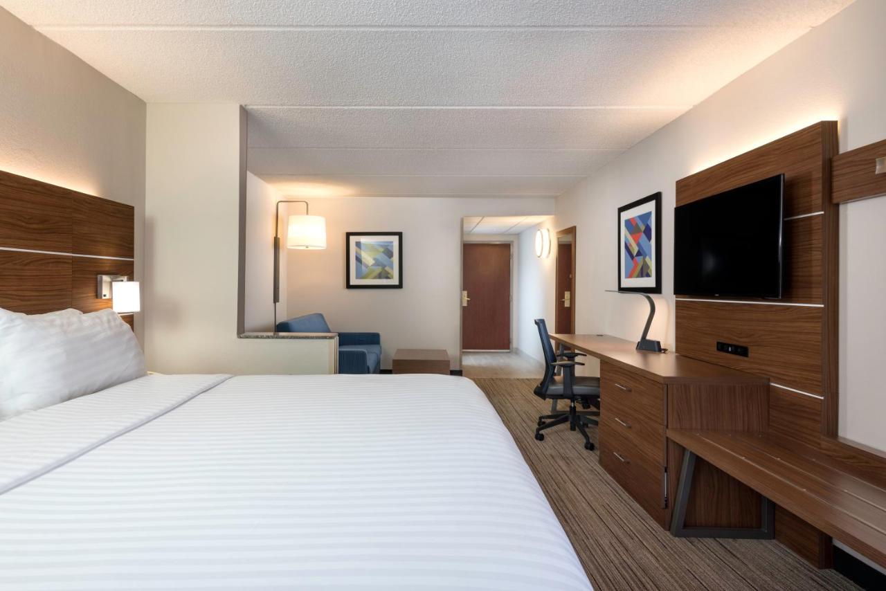 King Suite at Holiday Inn Express Charlotte Belmont Airport, an IHG Hotel