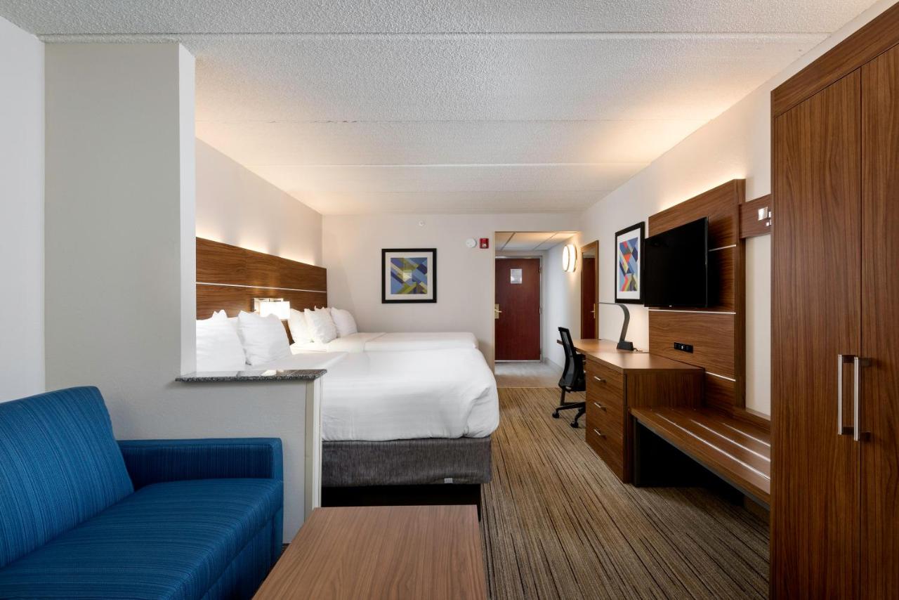 Queen Suite at Holiday Inn Express Charlotte Belmont Airport, an IHG Hotel