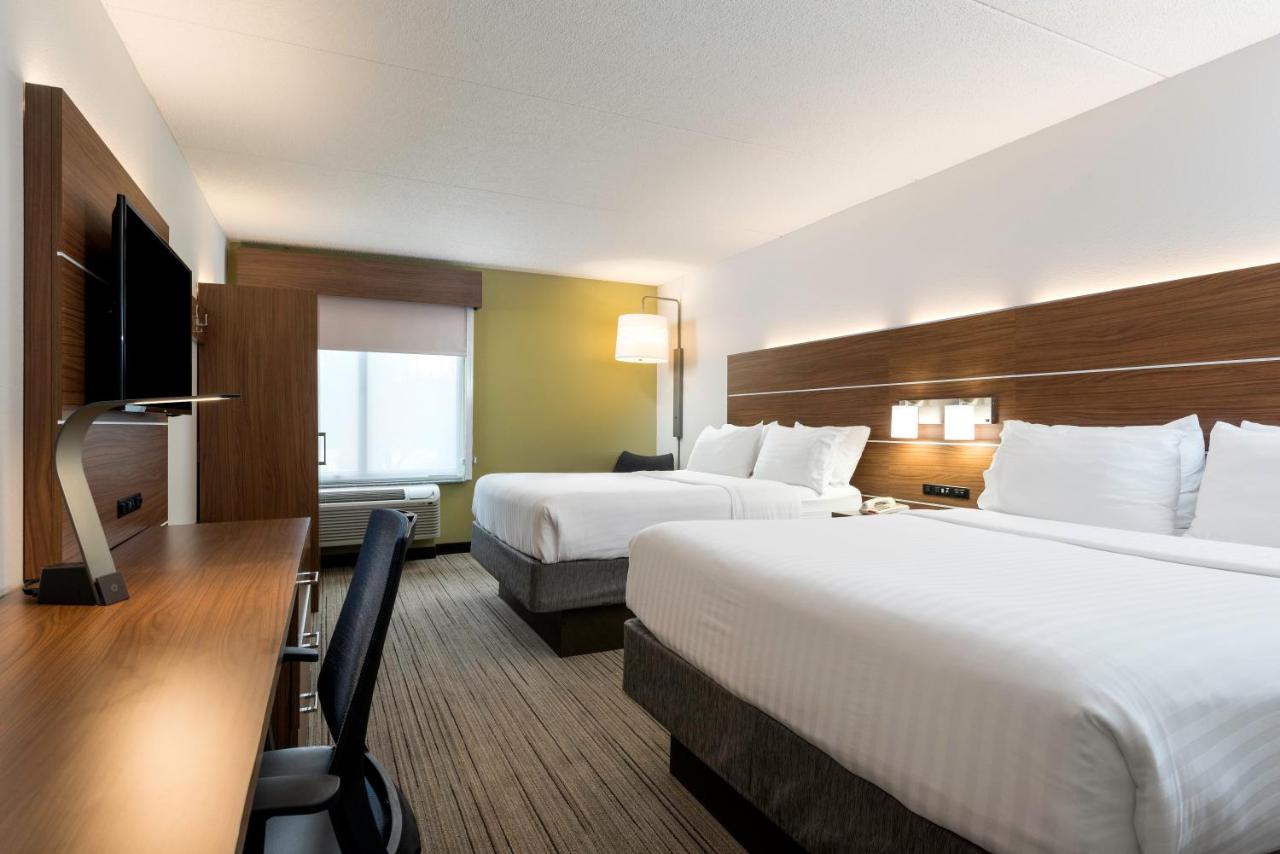 Executive Queen Room at Holiday Inn Express Charlotte Belmont Airport, an IHG Hotel