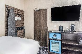 Room #382551812 at Signature San Francisco