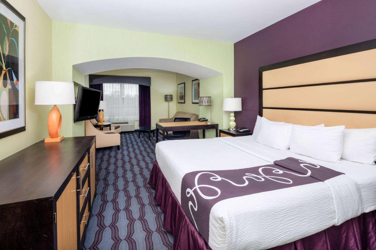 King Room with Mobility/Hearing Impaired Access - Non-Smoking at La Quinta Inn & Suites by Wyndham Hinesville - Fort Stewart