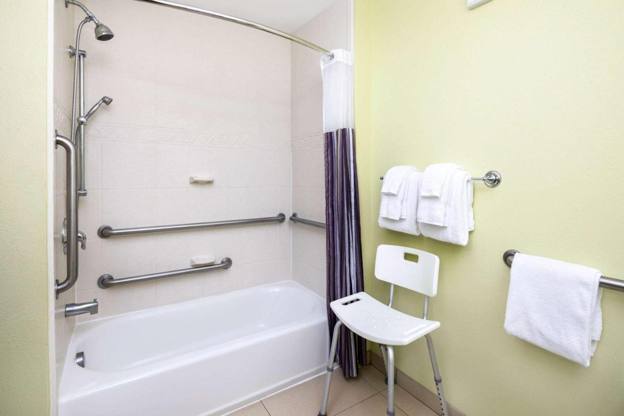 King Room with Mobility/Hearing Impaired Access - Non-Smoking at La Quinta Inn & Suites by Wyndham Hinesville - Fort Stewart