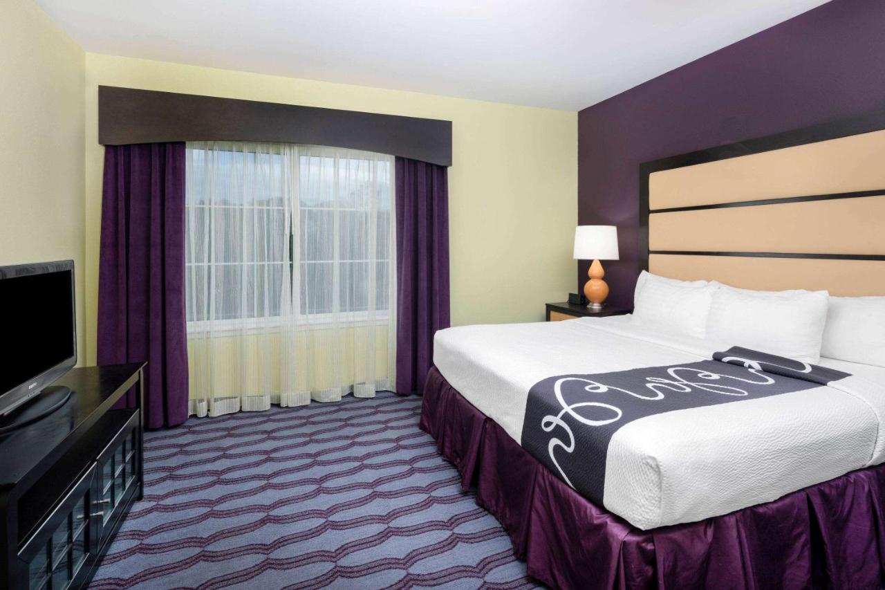 Deluxe King Suite with Mobility/Hearing Impaired Access - Non-Smoking at La Quinta Inn & Suites by Wyndham Hinesville - Fort Stewart