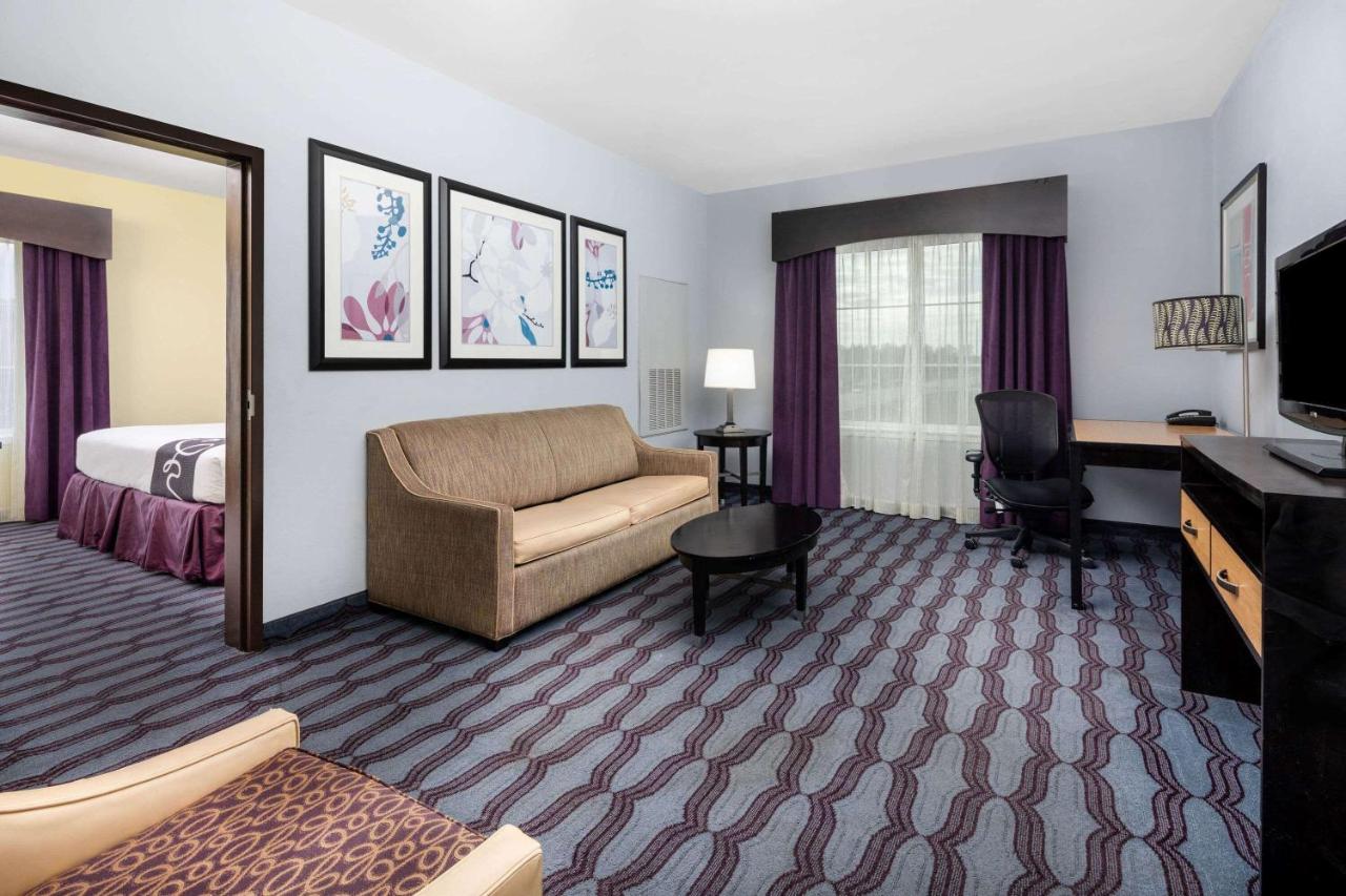 Deluxe King Suite with Mobility/Hearing Impaired Access - Non-Smoking at La Quinta Inn & Suites by Wyndham Hinesville - Fort Stewart