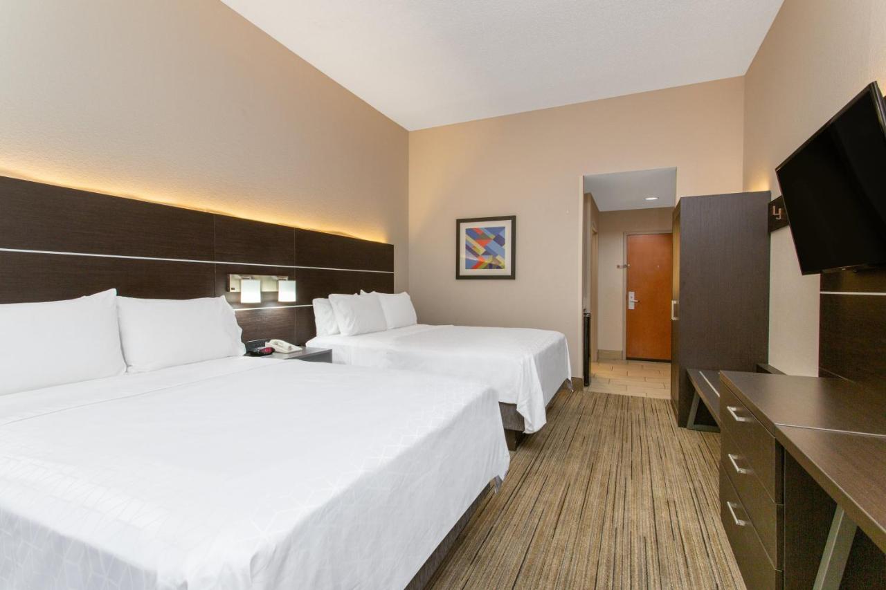 Queen Room with Two Queen Beds at Holiday Inn Express Hotel & Suites Silver Springs - Ocala by IHG